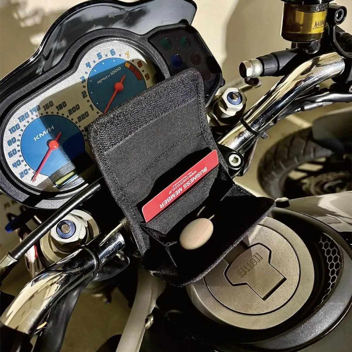 SHINICHIRO ARAKAWA｜バーハンドル ウォレット｜財布｜ブラック×レッド｜モデル着用