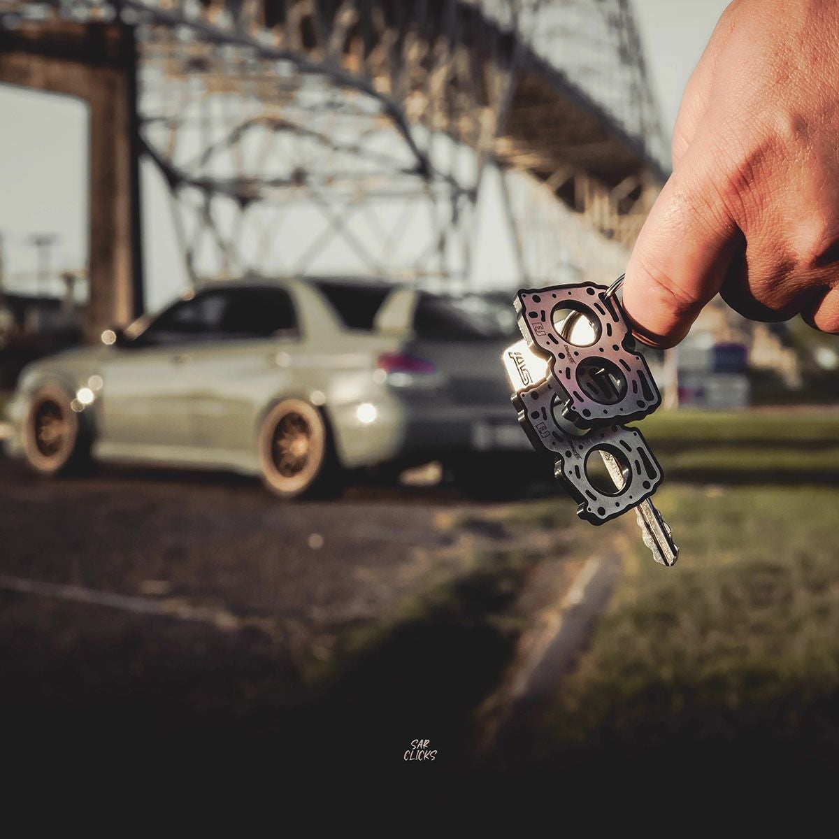 DisagrEE｜スバル EJ ヘッドガスケット キーチェーン 2個セット｜キーホルダー｜モデル着用