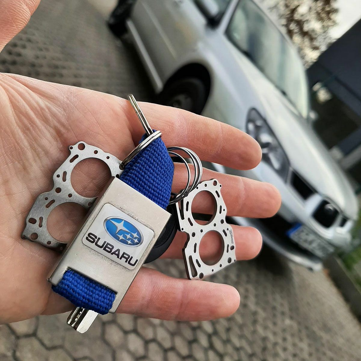 DisagrEE｜スバル EJ ヘッドガスケット キーチェーン 2個セット｜キーホルダー｜モデル着用