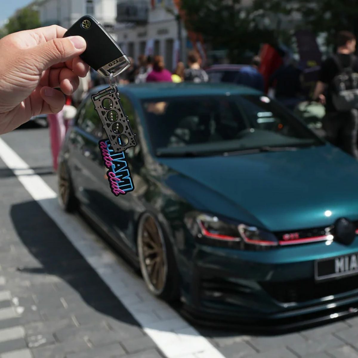 DisagrEE｜フォルクスワーゲン アウディ VAG1.8/2.0TFSI/TSI用 EA888 ヘッドガスケット キーチェーン｜キーホルダー｜モデル着用