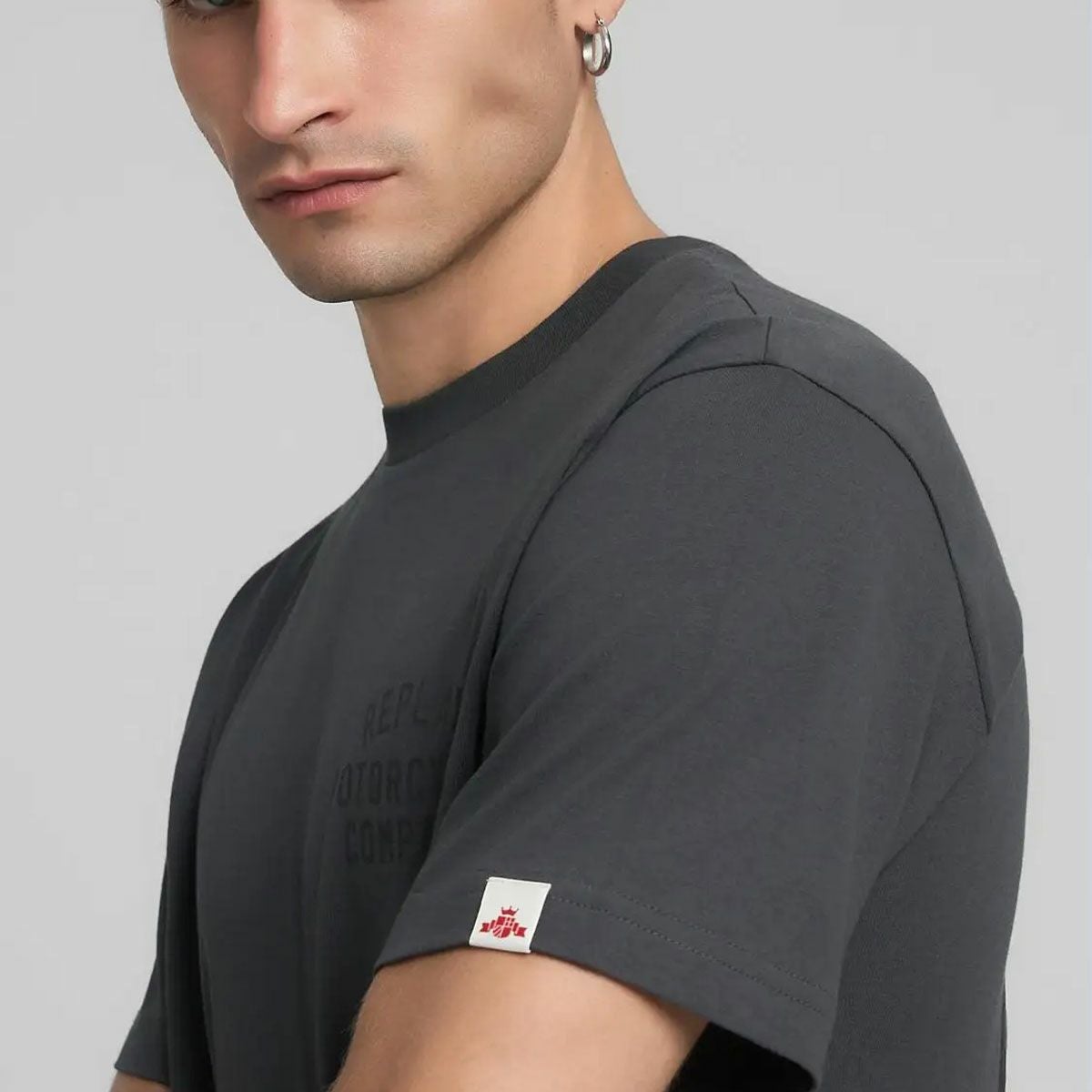 REPLAY｜フロント＆バック プリント Tシャツ｜トップス｜アイアン｜モデル着用