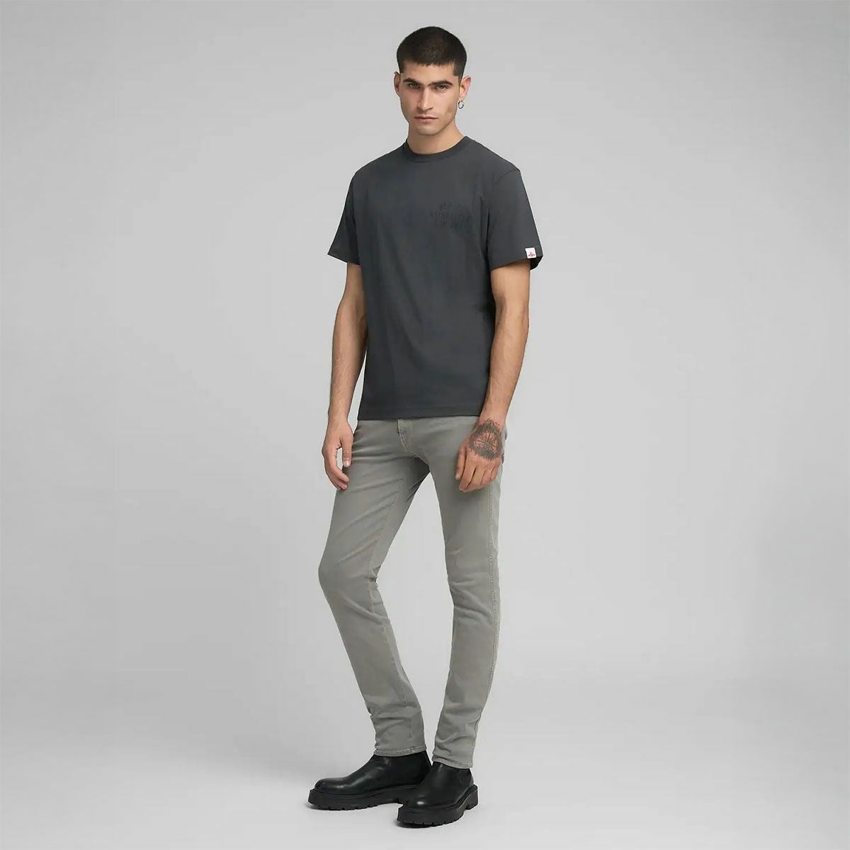 REPLAY｜フロント＆バック プリント Tシャツ｜トップス｜アイアン｜モデル着用