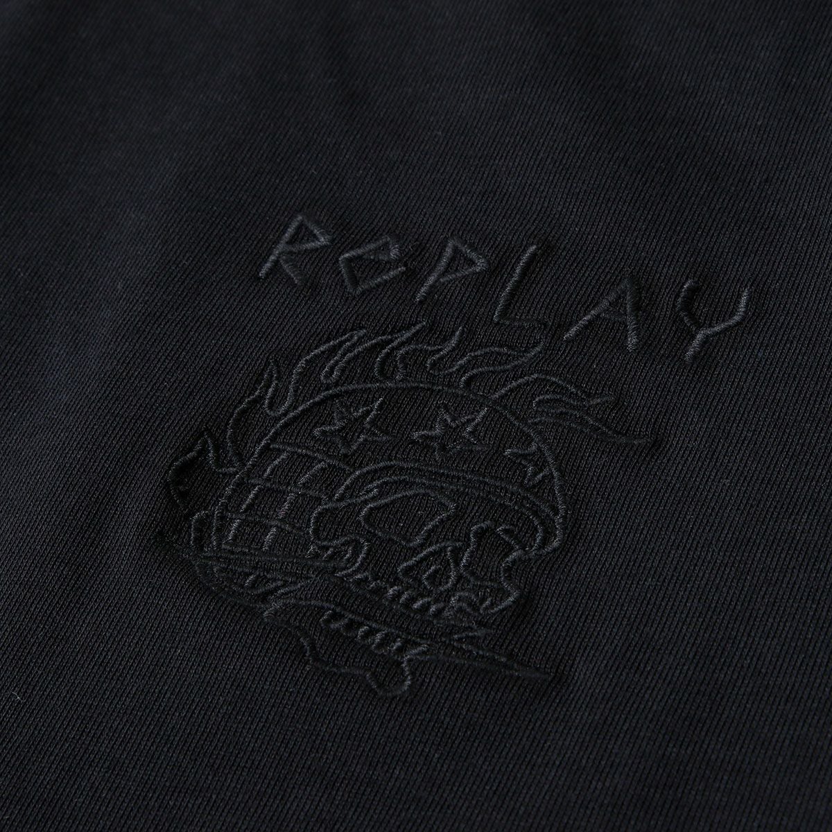 REPLAY｜エンボス エフェクト エンブロイダリー Tシャツ｜トップス｜ブラック