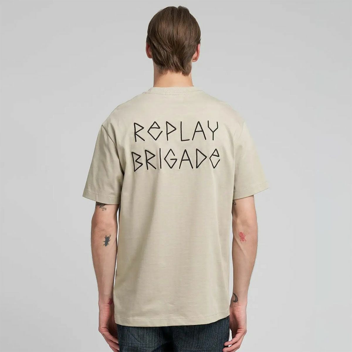 REPLAY｜エンボス エフェクト エンブロイダリー Tシャツ｜トップス｜サンド｜モデル着用