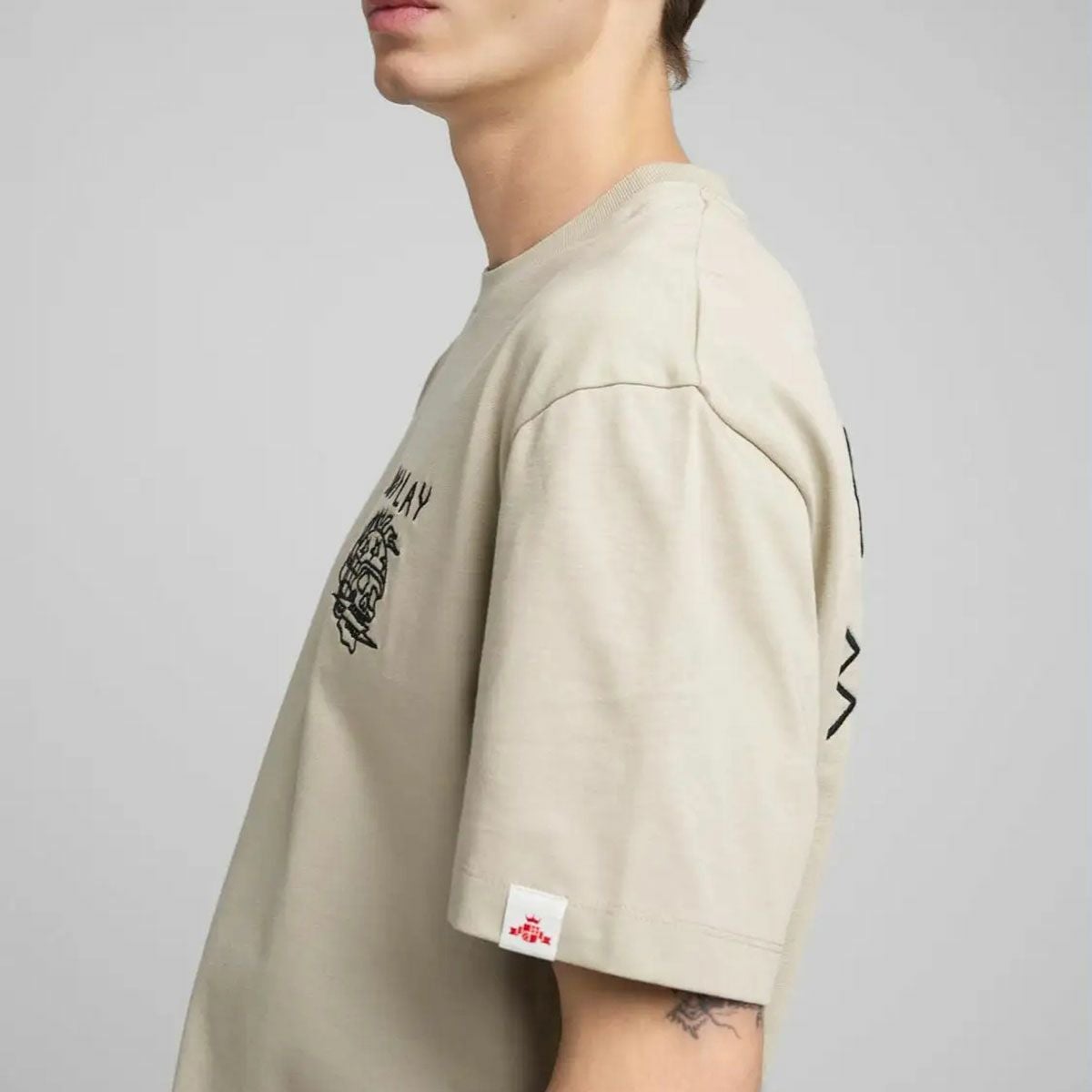 REPLAY｜エンボス エフェクト エンブロイダリー Tシャツ｜トップス｜サンド｜モデル着用