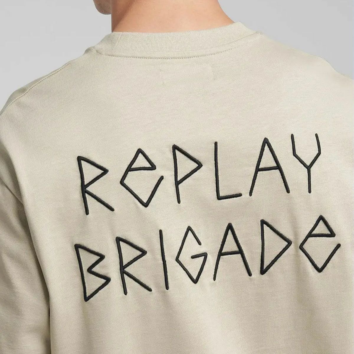 REPLAY｜エンボス エフェクト エンブロイダリー Tシャツ｜トップス｜サンド｜モデル着用