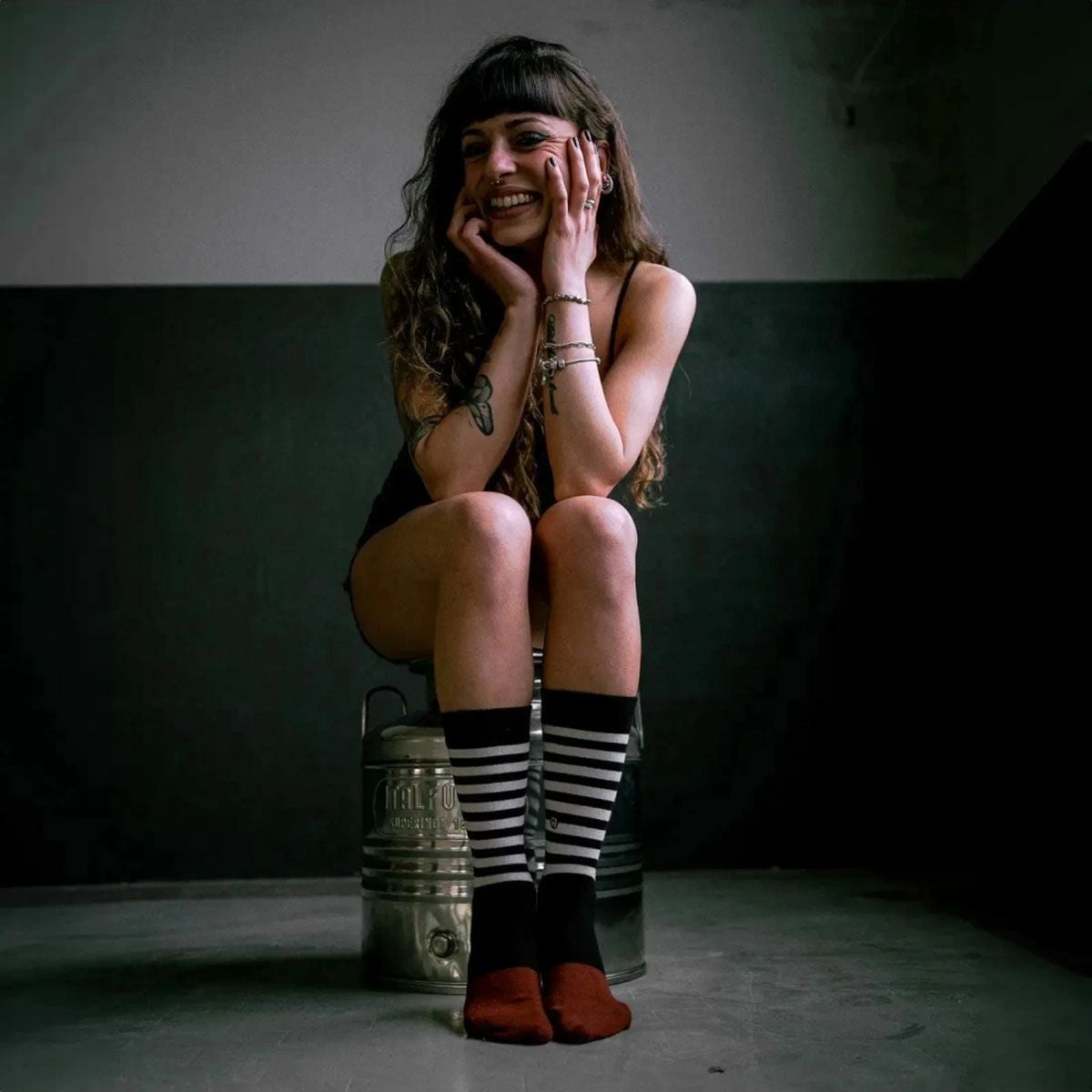 HolyFreedom｜セント クエンティン ソックス｜雑貨｜ホワイト×ブラック×レッド｜モデル着用