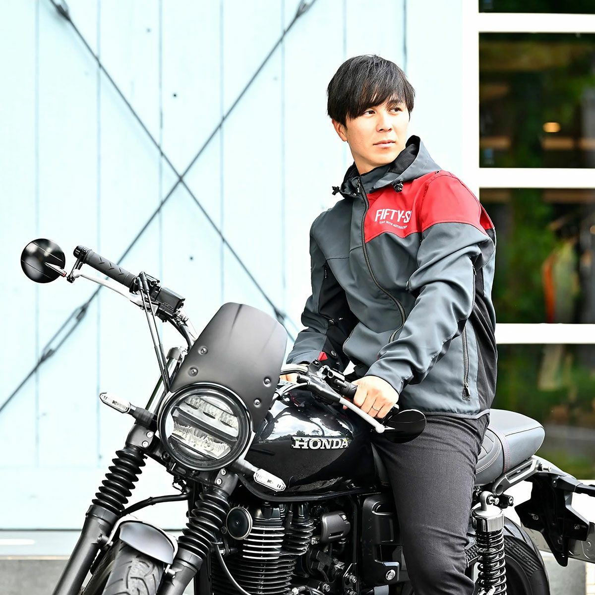 56design｜クォーター パーカー ’25｜アウター｜マットレッド×グレー｜モデル着用