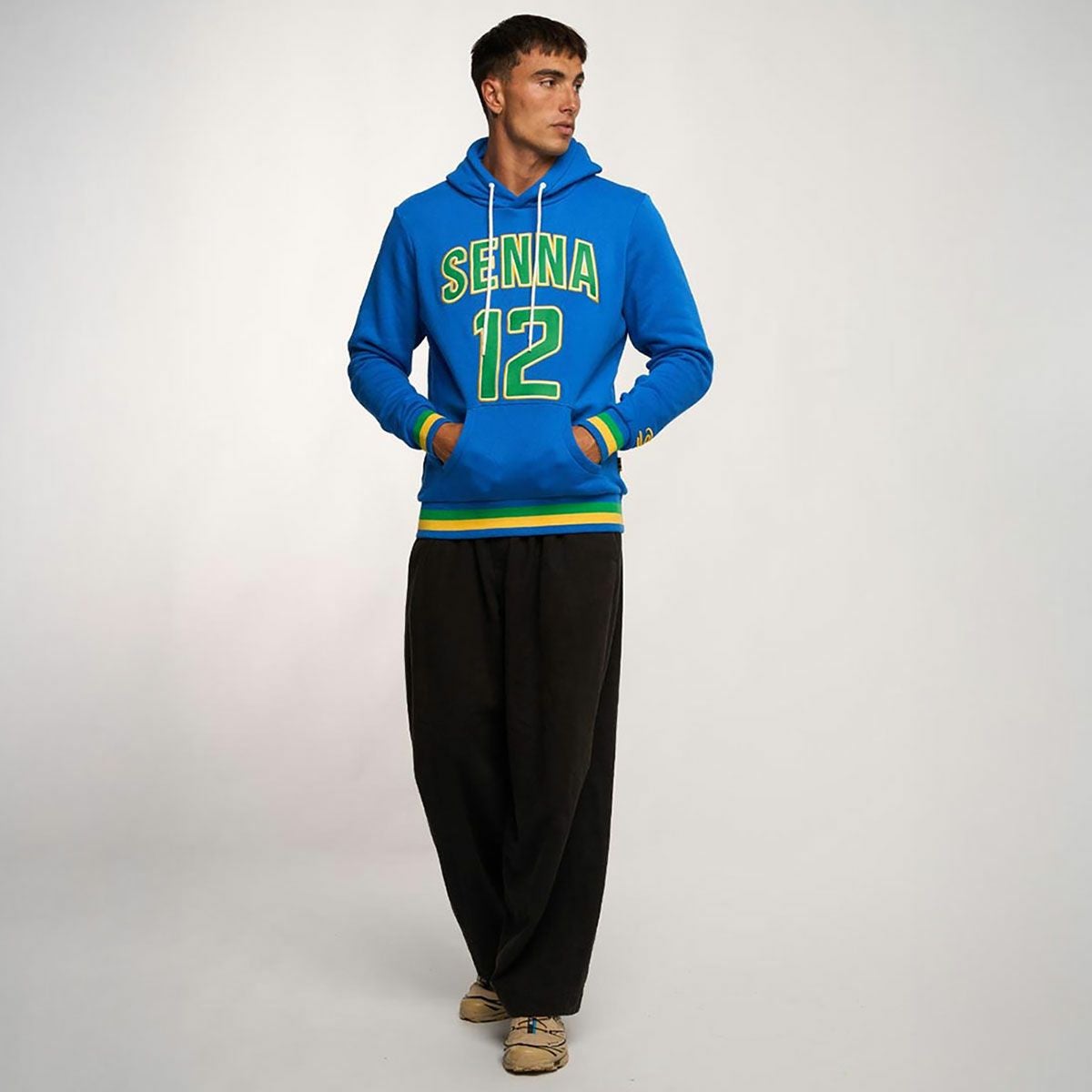 AyrtonSenna｜アイルトン・セナ カレッジ ロゴ フーディ｜ウェア｜ブルー｜モデル着用