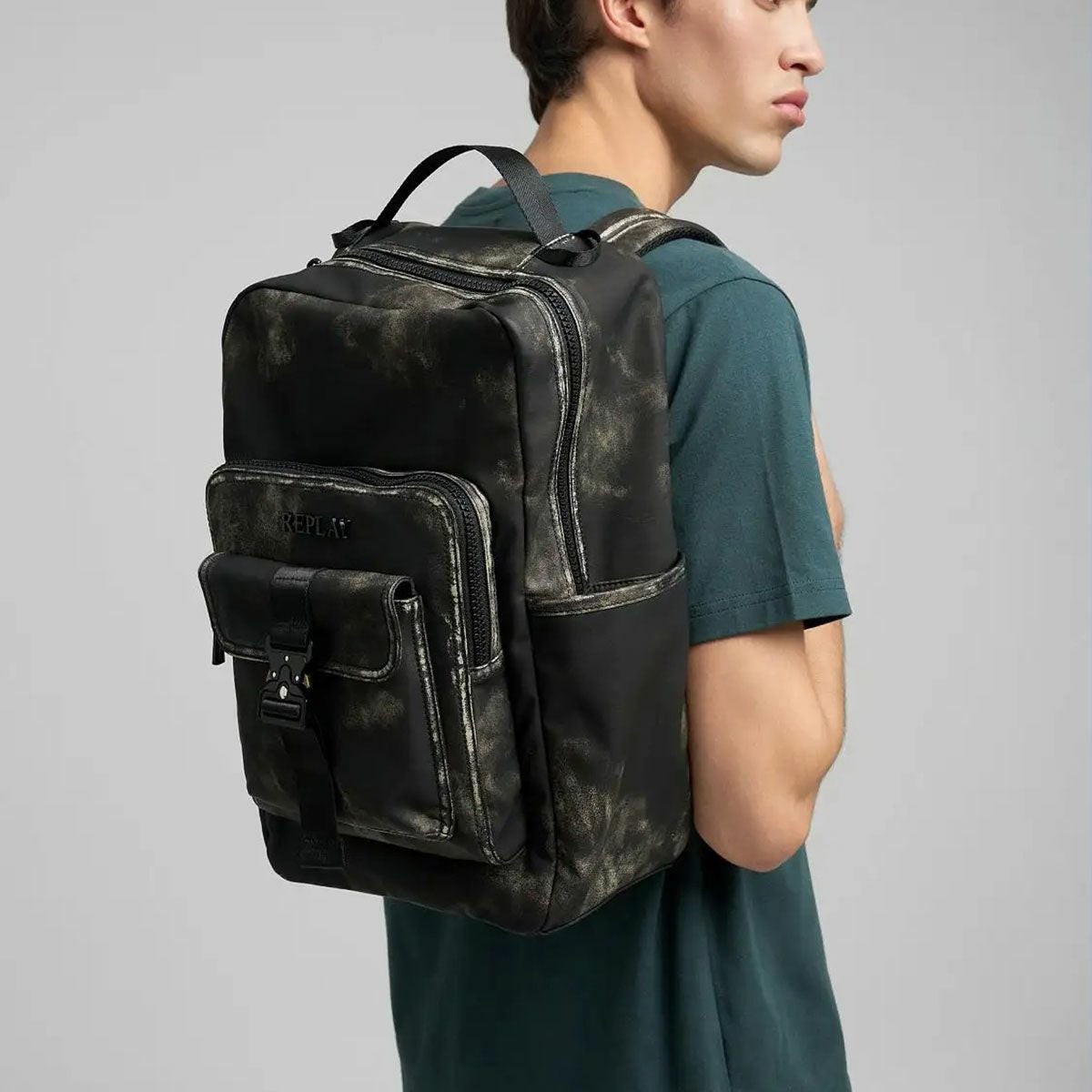 REPLAY｜ウォッシュド ブラック バックパック｜バッグ｜ウォッシュドブラック｜モデル着用