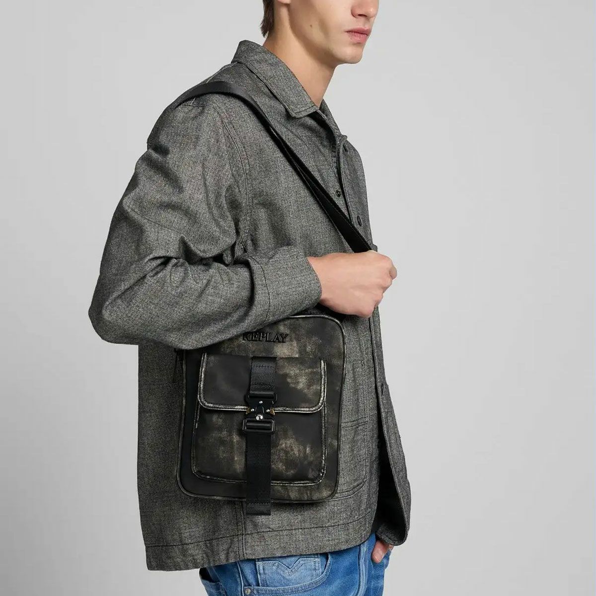 REPLAY｜ウォッシュド ブラック クロスボディ バッグ｜バッグ｜ウォッシュドブラック｜モデル着用