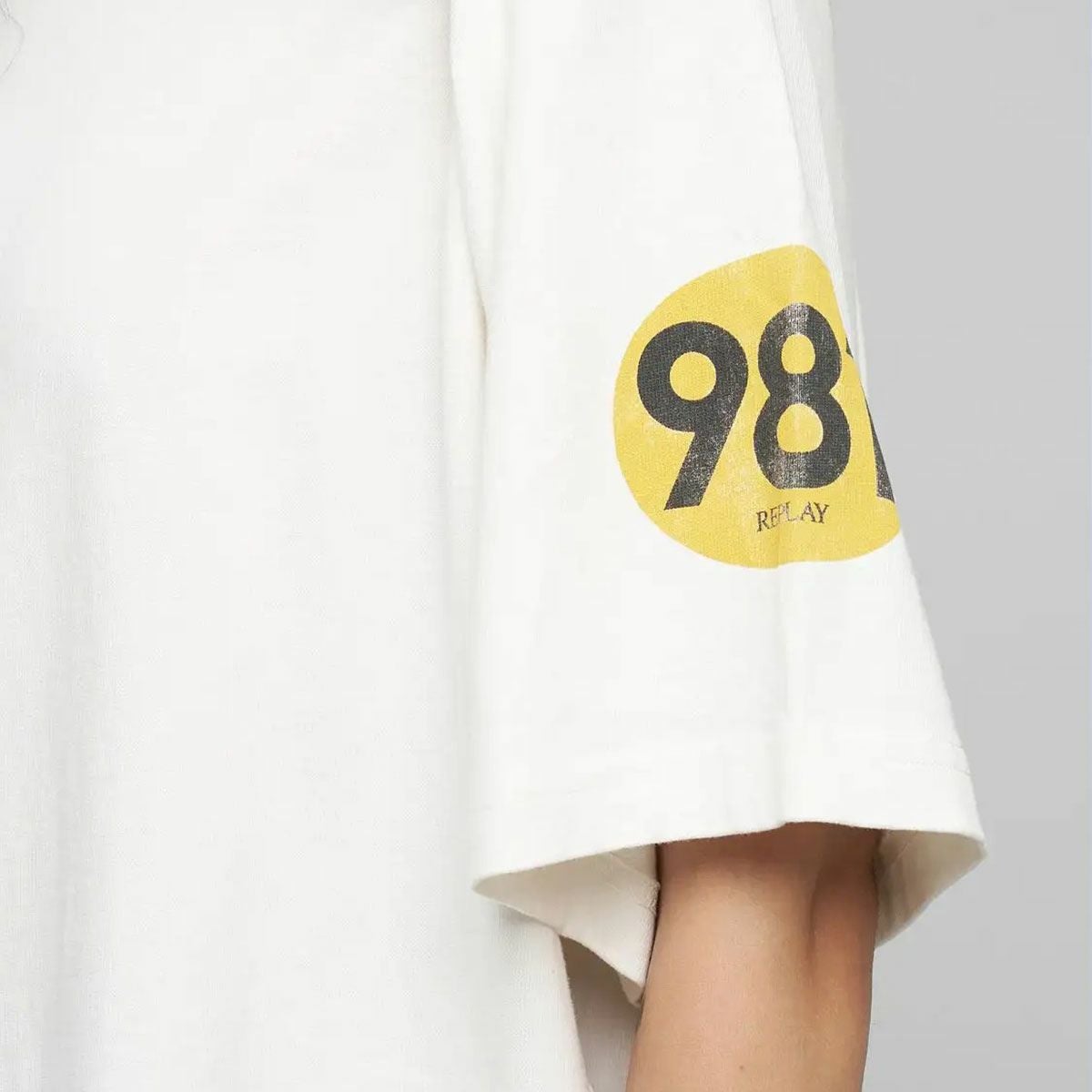 REPLAY｜オーバーサイズ コットン Tシャツ｜トップス｜ナチュラルホワイト｜モデル着用