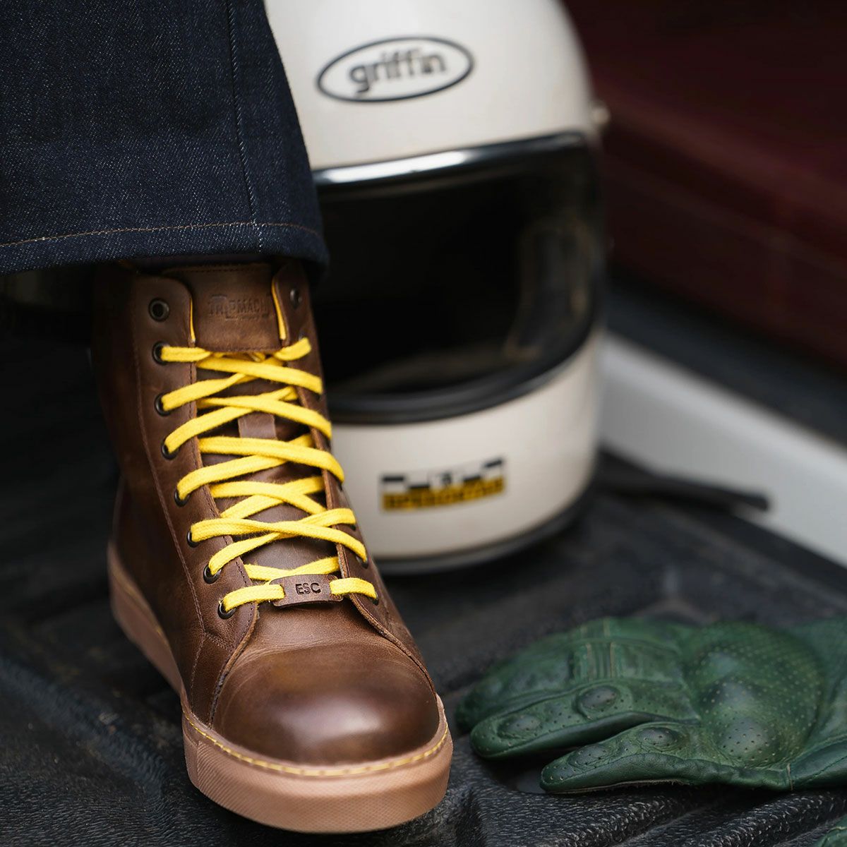 Trip Machine｜ESC メンズ ライディング スニーカー｜シューズ｜モカ｜モデル着用