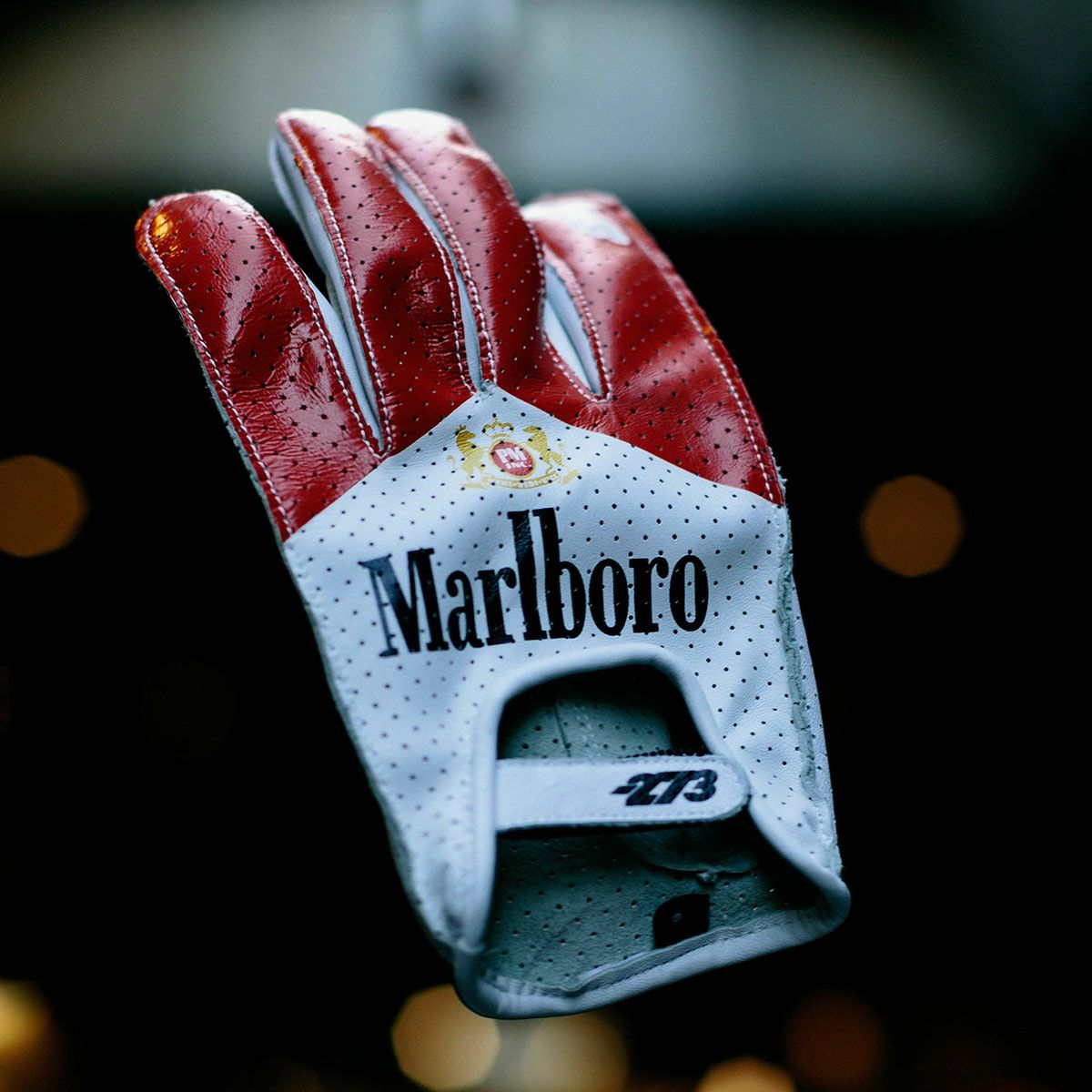 Minus 273｜PMI トリビュート レザードライビンググローブ｜グローブ｜ホワイト×レッド｜モデル着用