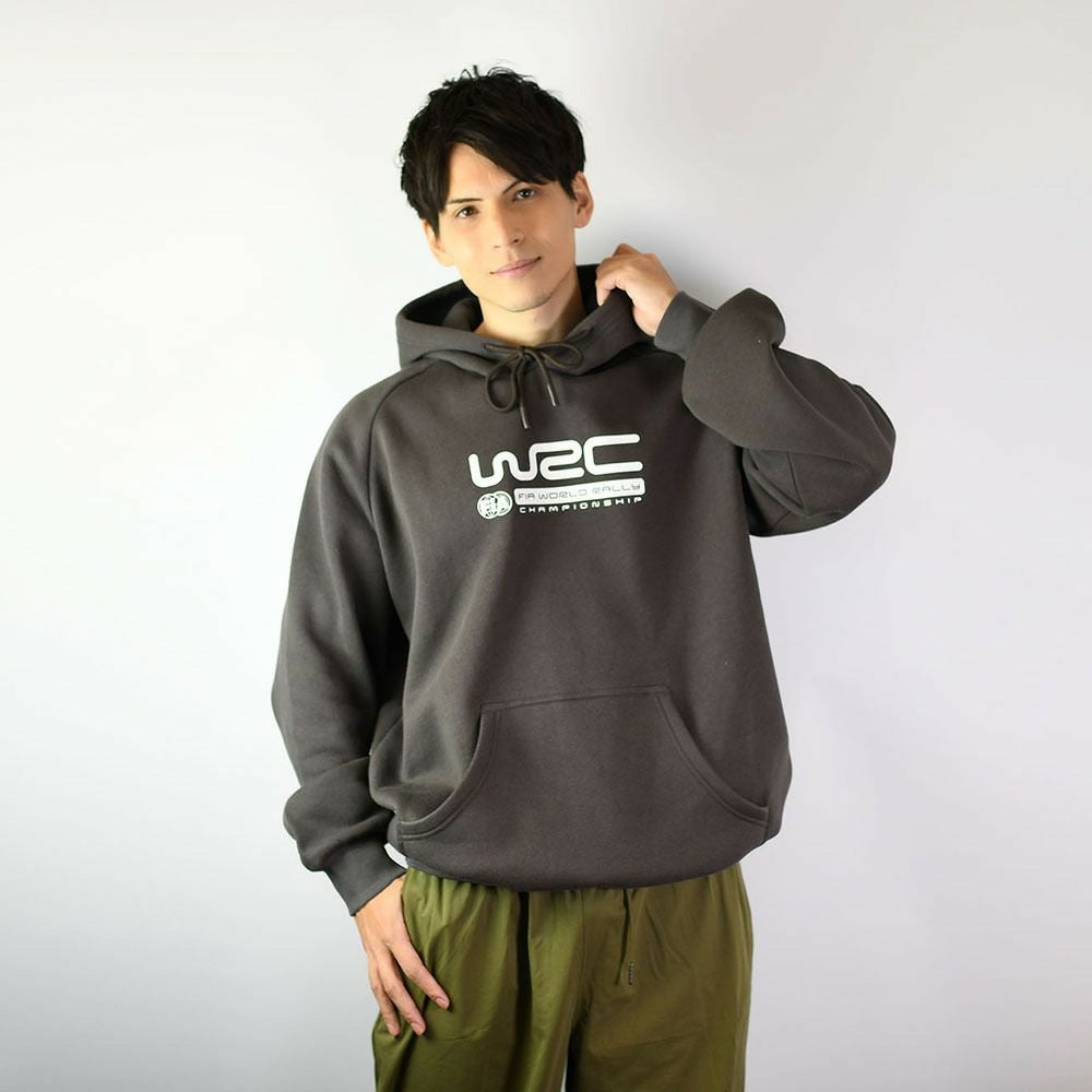 WRC｜WRCベーシックフーディー｜ウェア｜チャコールグレー｜モデル着用