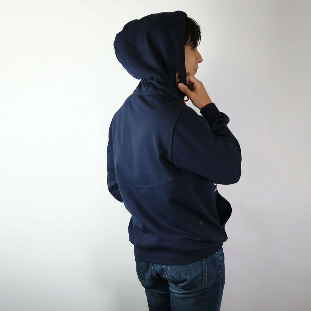 WRC｜ペースノートフーディー｜ウェア｜ネイビー｜モデル着用