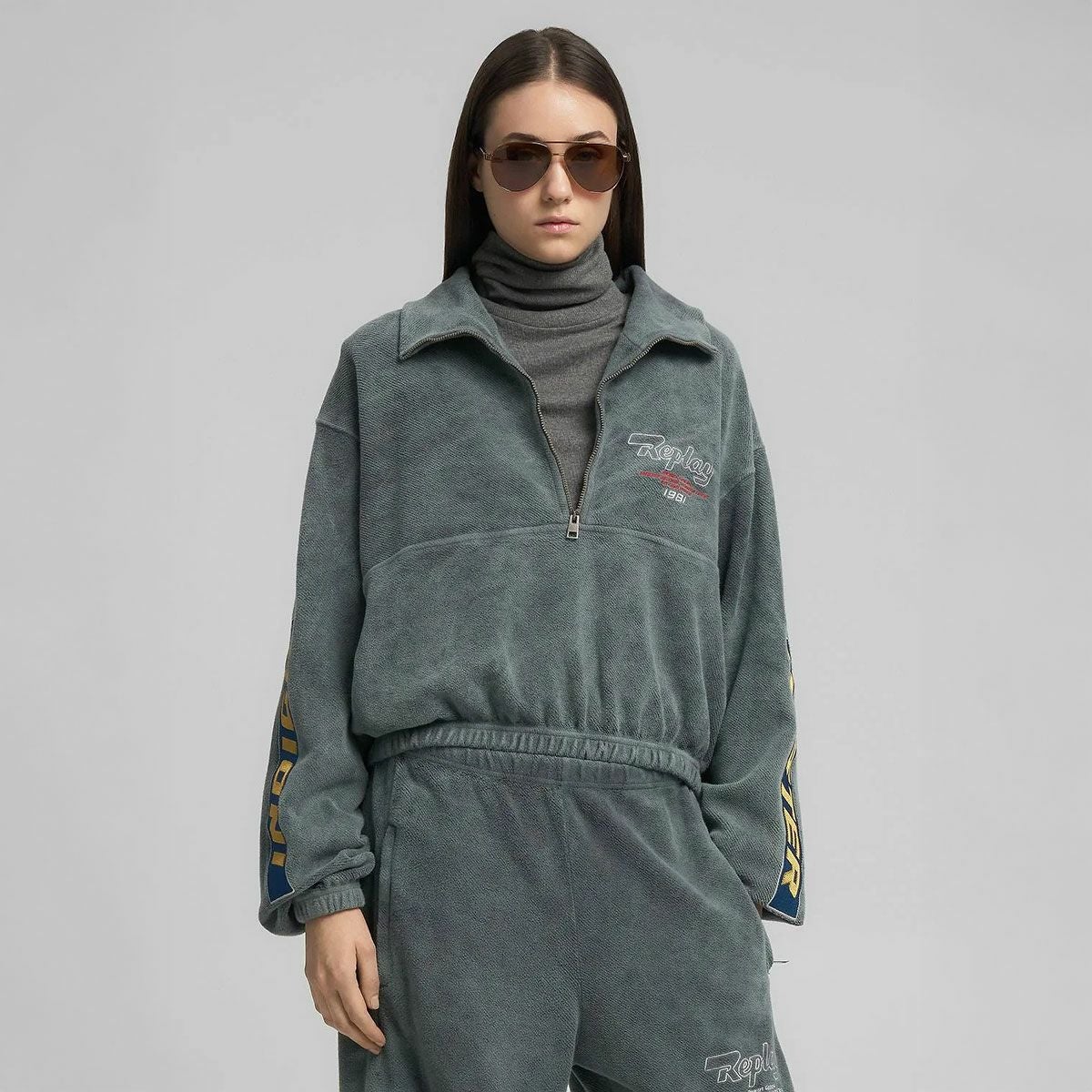 REPLAY｜ハイネック ハーフジップ スウェットシャツ｜トップス｜ブラックボード｜モデル着用