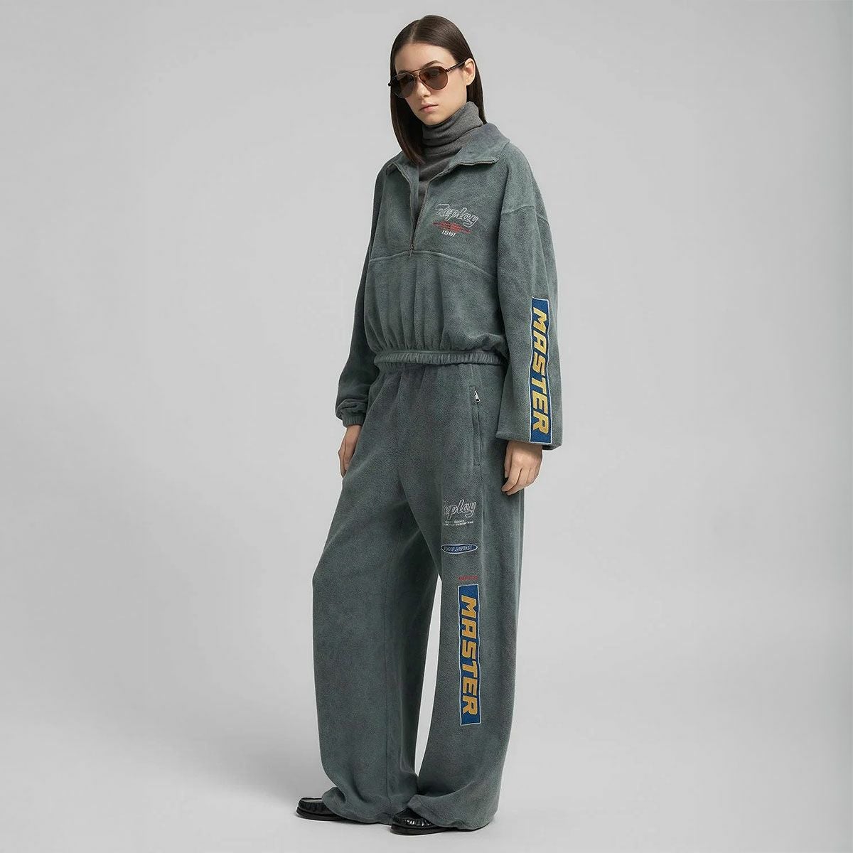 REPLAY｜ハイネック ハーフジップ スウェットシャツ｜トップス｜ブラックボード｜モデル着用