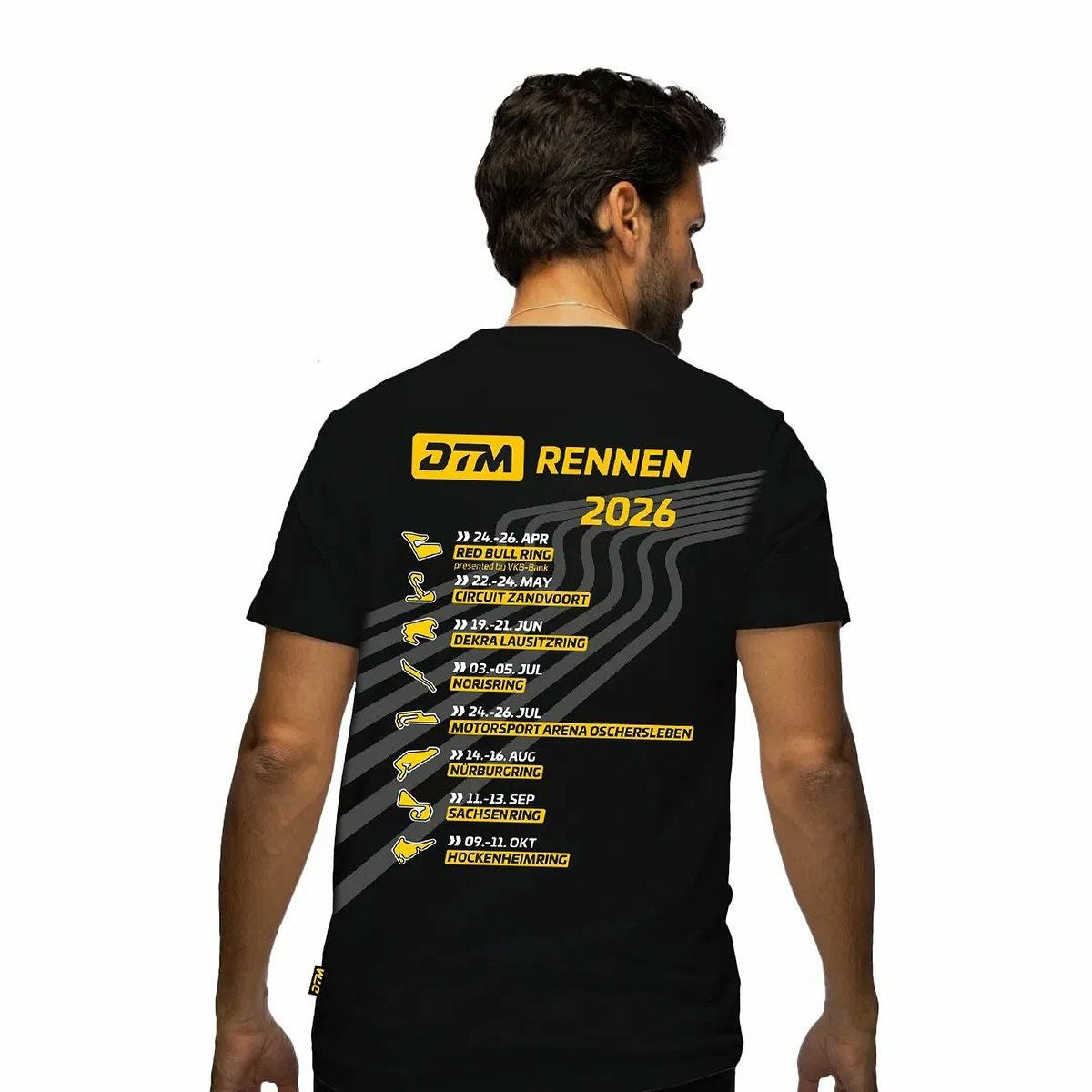 DTM｜DTM 2026 ツアー Tシャツ｜ウェア｜ブラック｜モデル着用