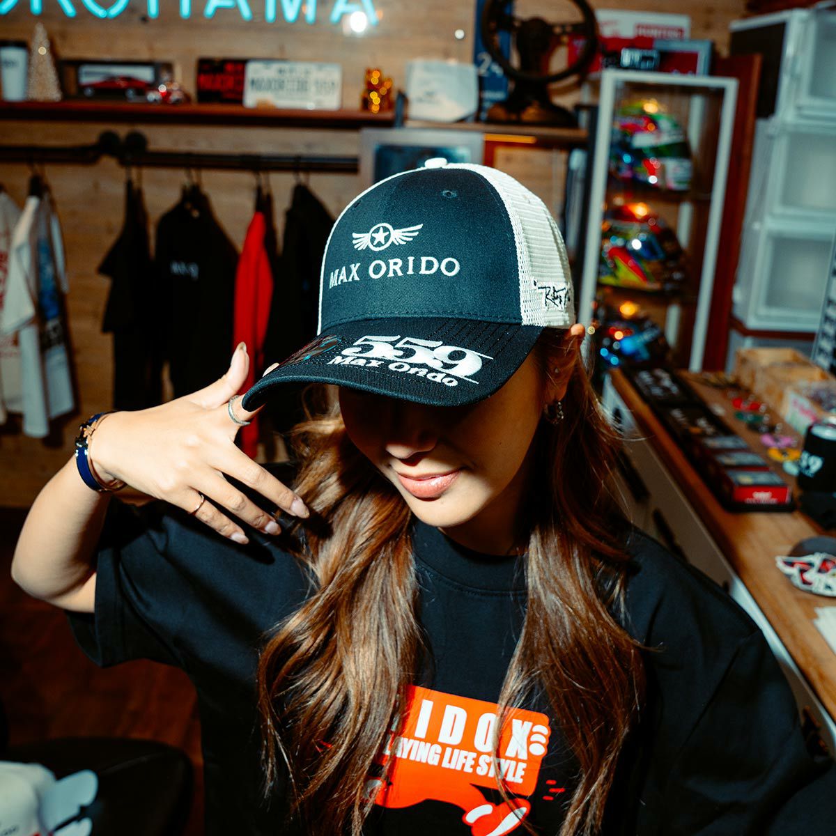 MAX ORIDO｜Max Orido メッシュ トラッカーキャップ｜帽子｜ブラック×ホワイト｜モデル着用
