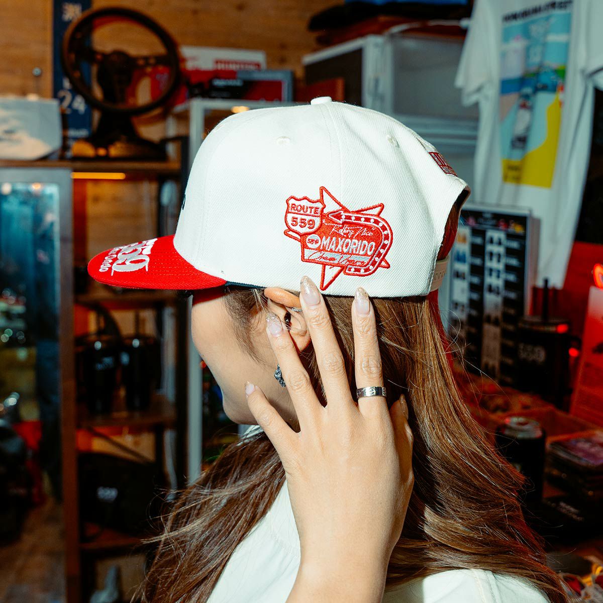 MAX ORIDO｜Max Orido RIDOX キャップ｜帽子｜ベージュ×レッド｜モデル着用