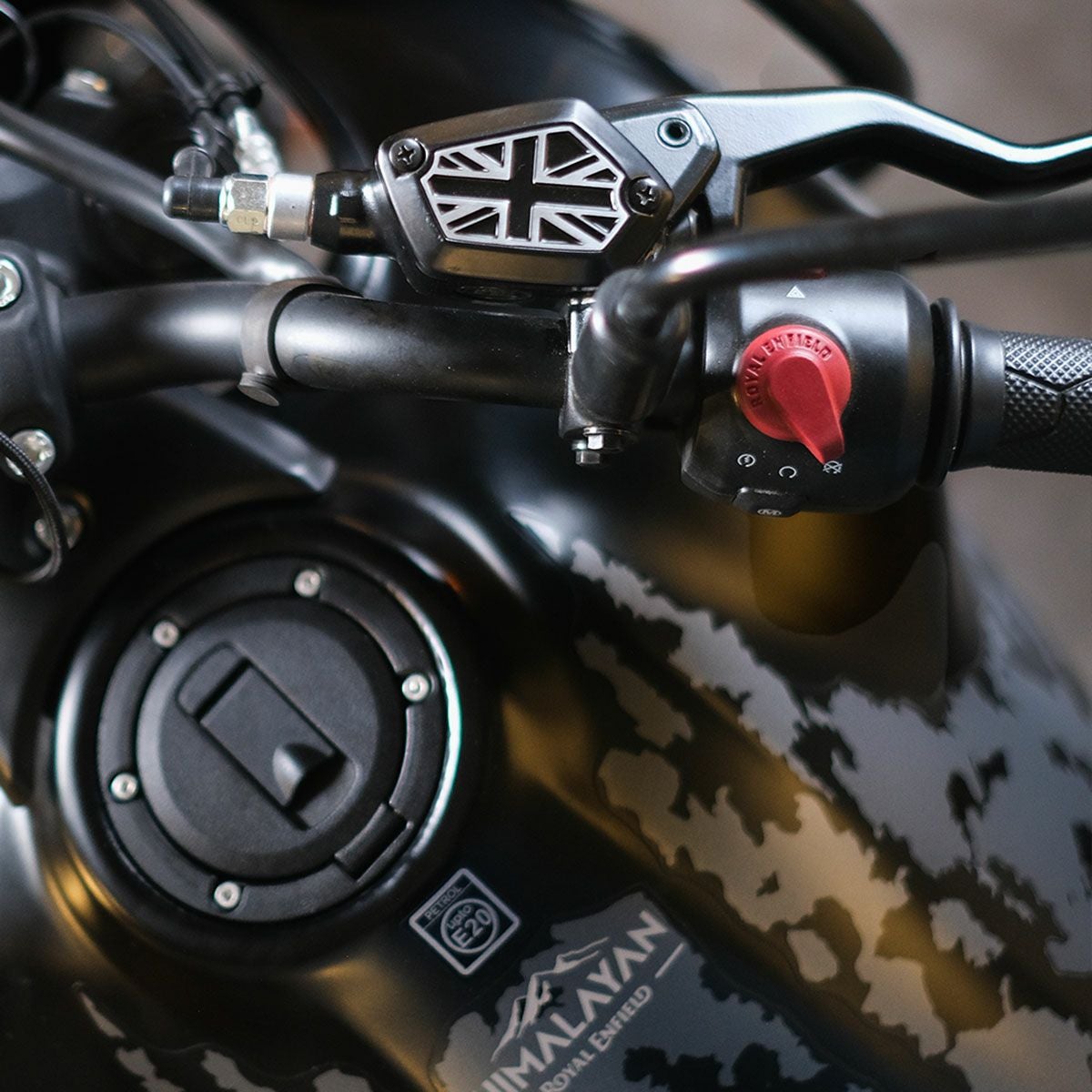 Trip Machine｜ブレーキオイル リザーバーキャップ for ヒマラヤン ＆ ゲリラ450｜雑貨｜ブラック×シルバー｜使用イメージ