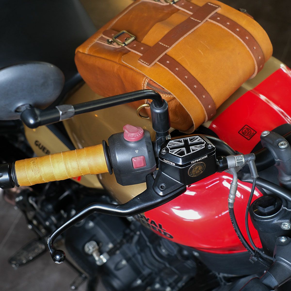 Trip Machine｜ブレーキオイル リザーバーキャップ for ヒマラヤン ＆ ゲリラ450｜雑貨｜ブラック×シルバー｜使用イメージ