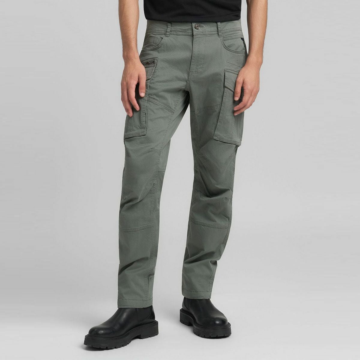 REPLAY｜ジョー カーゴ トラウザー｜パンツ｜アビエーターグリーン｜モデル着用