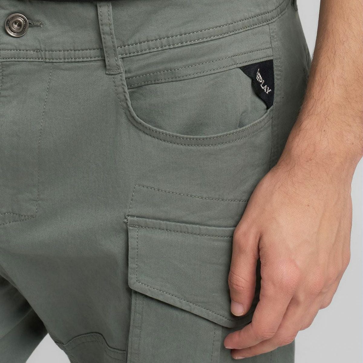 REPLAY｜ジョー カーゴ トラウザー｜パンツ｜アビエーターグリーン｜モデル着用