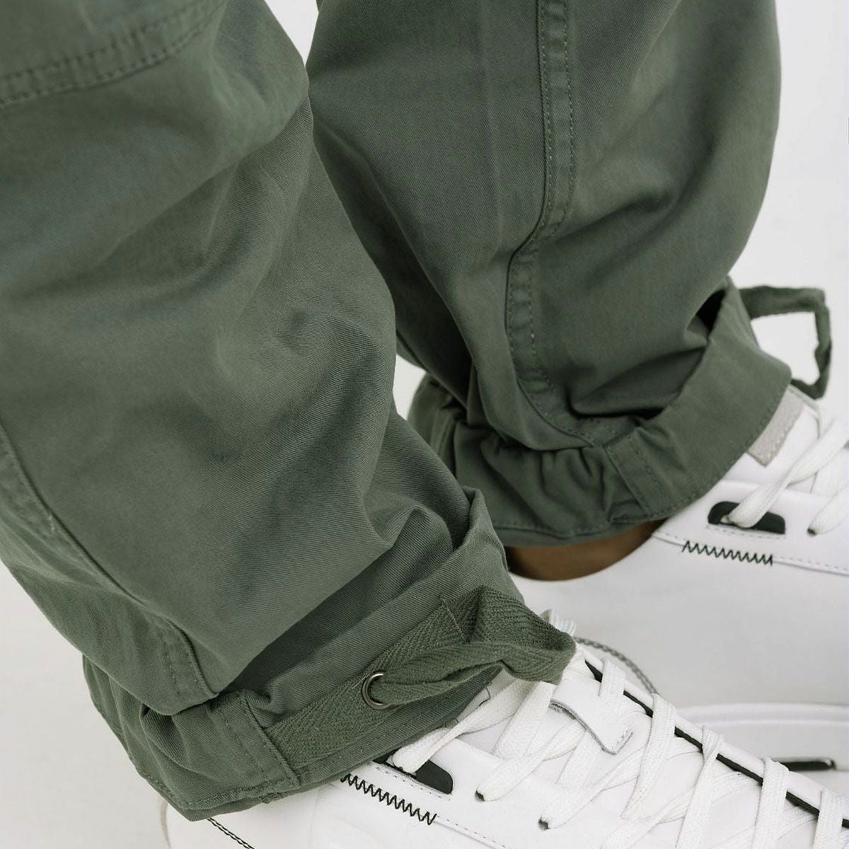 REPLAY｜ジョー カーゴ トラウザー｜パンツ｜アビエーターグリーン｜モデル着用