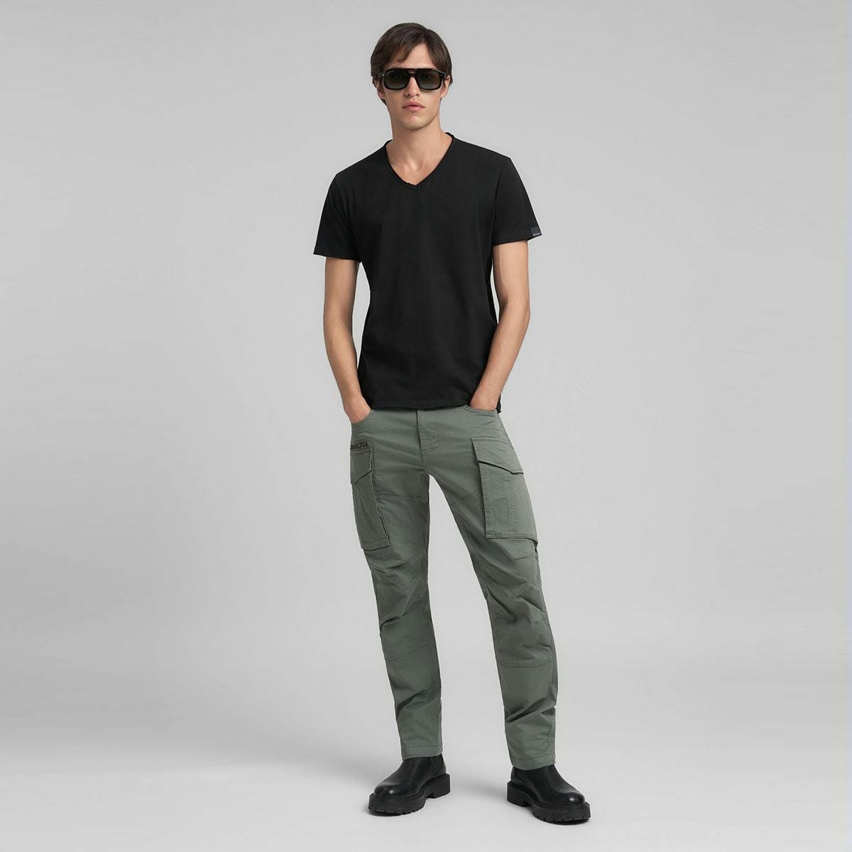 REPLAY｜ジョー カーゴ トラウザー｜パンツ｜アビエーターグリーン｜モデル着用