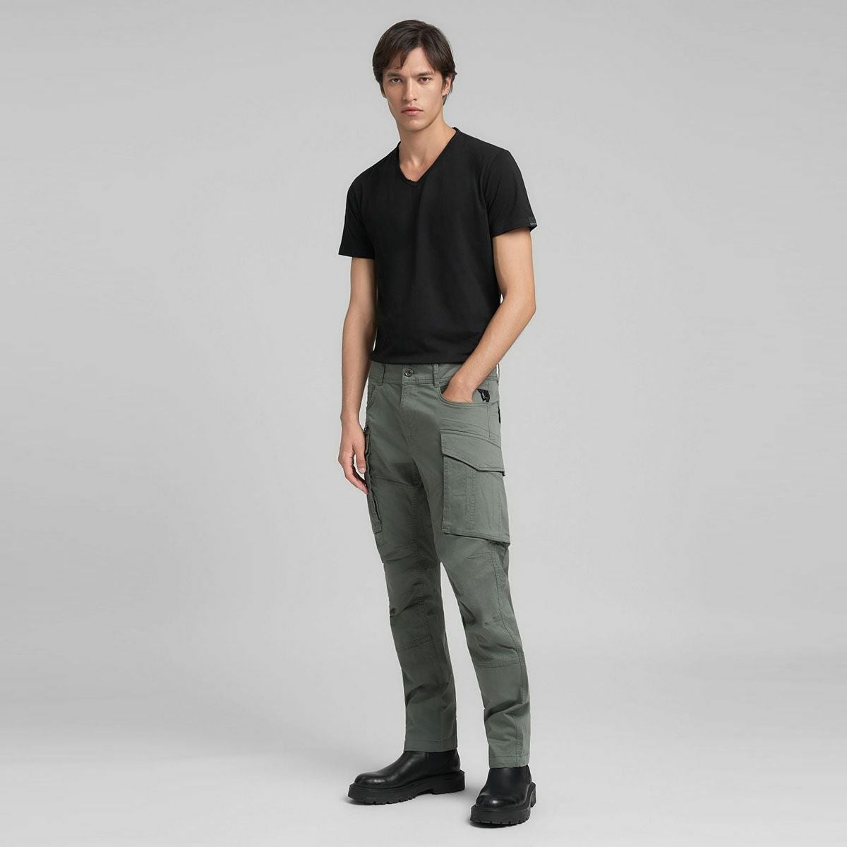 REPLAY｜ジョー カーゴ トラウザー｜パンツ｜アビエーターグリーン｜モデル着用