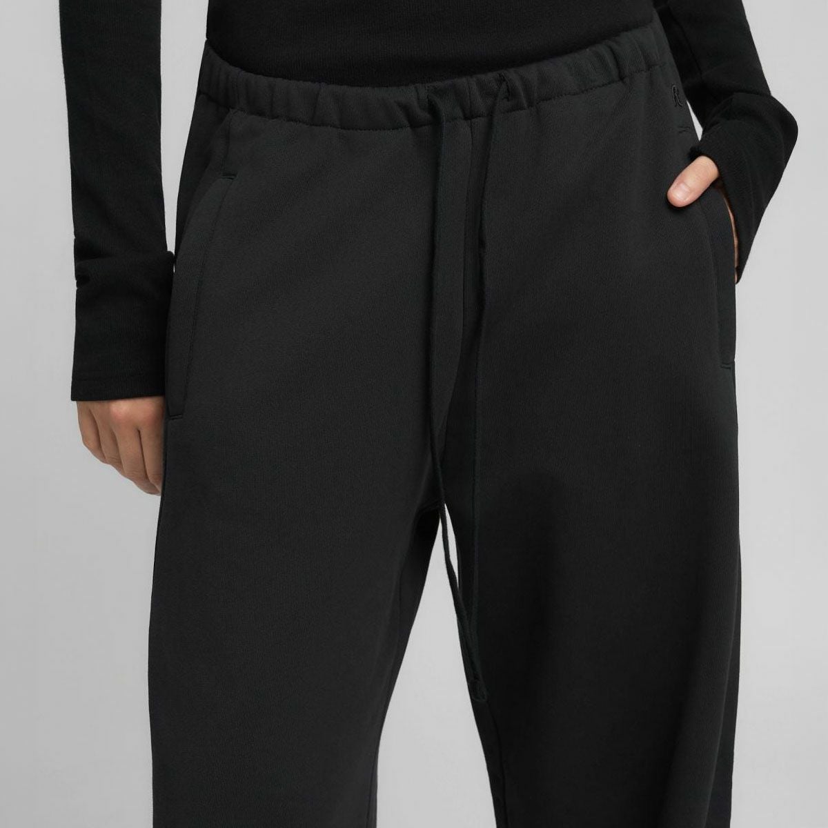 REPLAY｜ワイドレッグ スポーツ トラウザー｜パンツ｜ブラック｜モデル着用