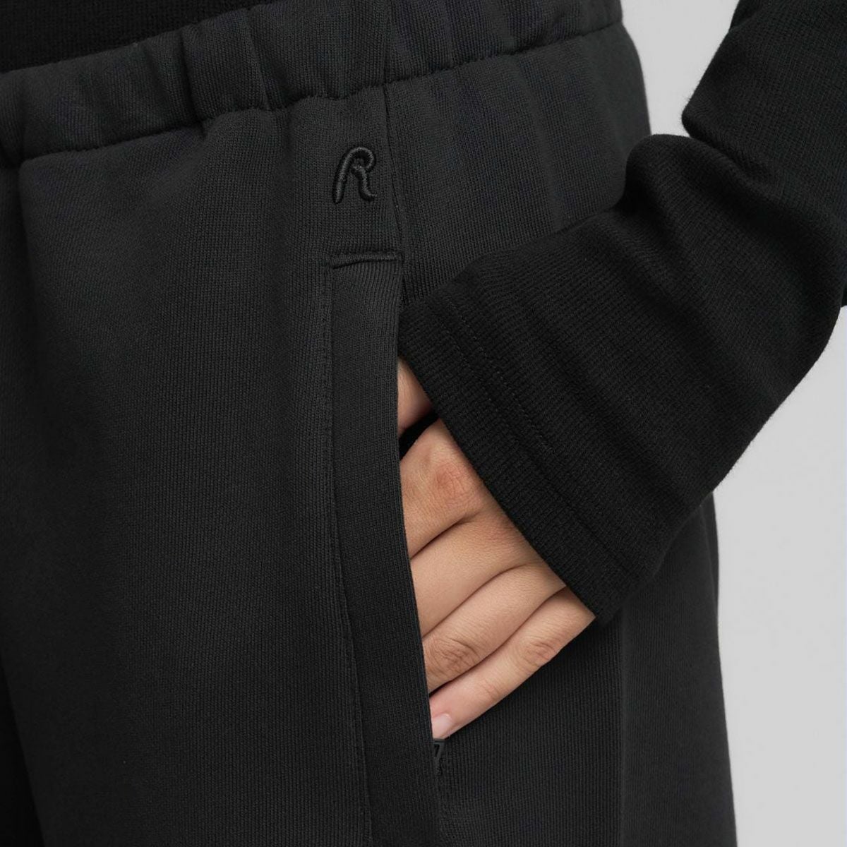 REPLAY｜ワイドレッグ スポーツ トラウザー｜パンツ｜ブラック｜モデル着用