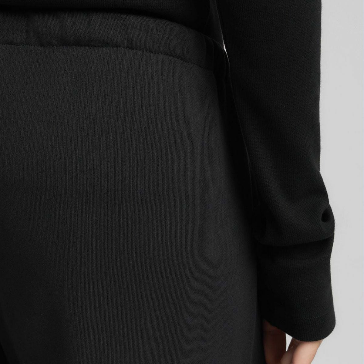 REPLAY｜ワイドレッグ スポーツ トラウザー｜パンツ｜ブラック｜モデル着用