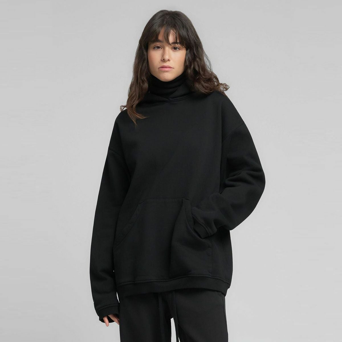 REPLAY｜ワイドレッグ スポーツ トラウザー｜パンツ｜ブラック｜モデル着用