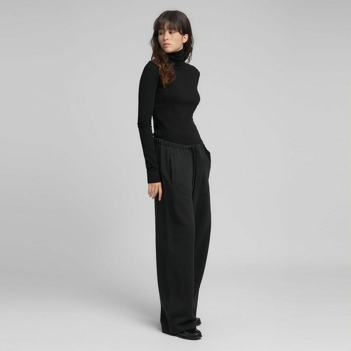 REPLAY｜ワイドレッグ スポーツ トラウザー｜パンツ｜ブラック｜モデル着用
