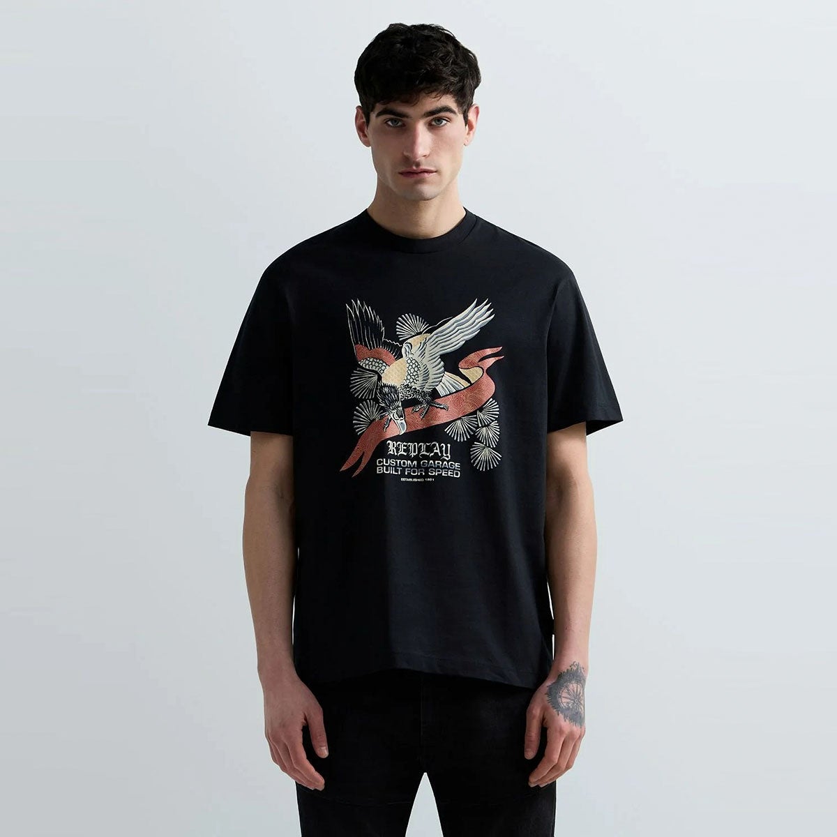 REPLAY｜フロントプリント リラックスフィット Tシャツ｜トップス｜ブラック｜モデル着用