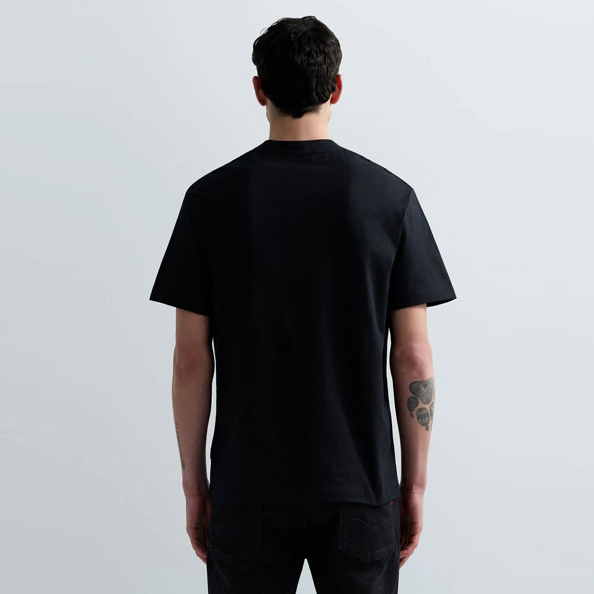 REPLAY｜フロントプリント リラックスフィット Tシャツ｜トップス｜ブラック｜モデル着用