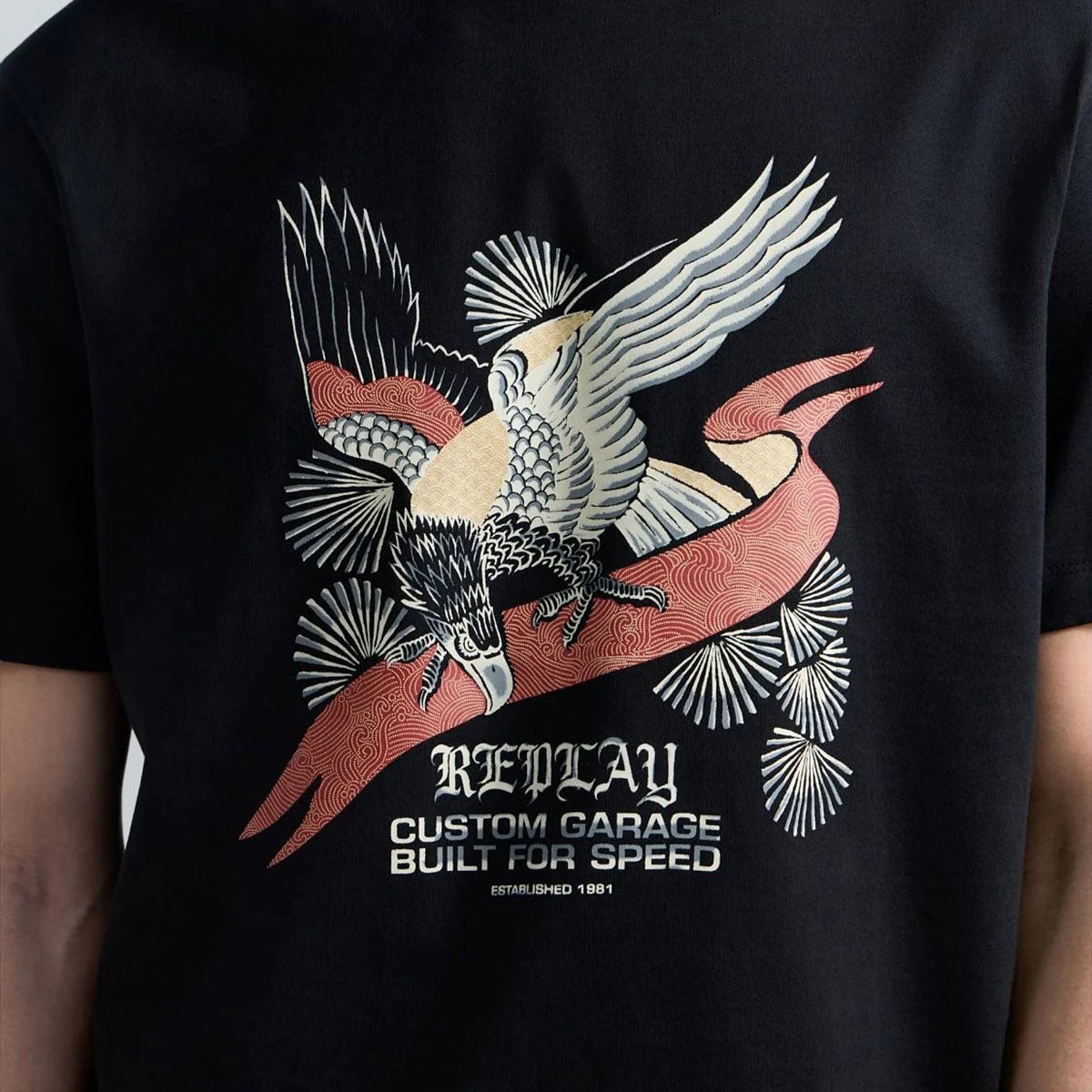 REPLAY｜フロントプリント リラックスフィット Tシャツ｜トップス｜ブラック｜モデル着用