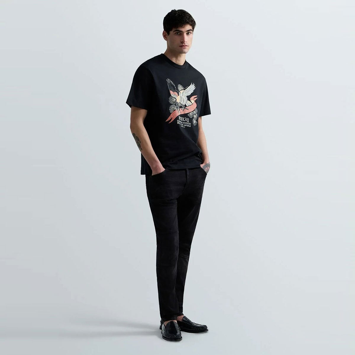 REPLAY｜フロントプリント リラックスフィット Tシャツ｜トップス｜ブラック｜モデル着用