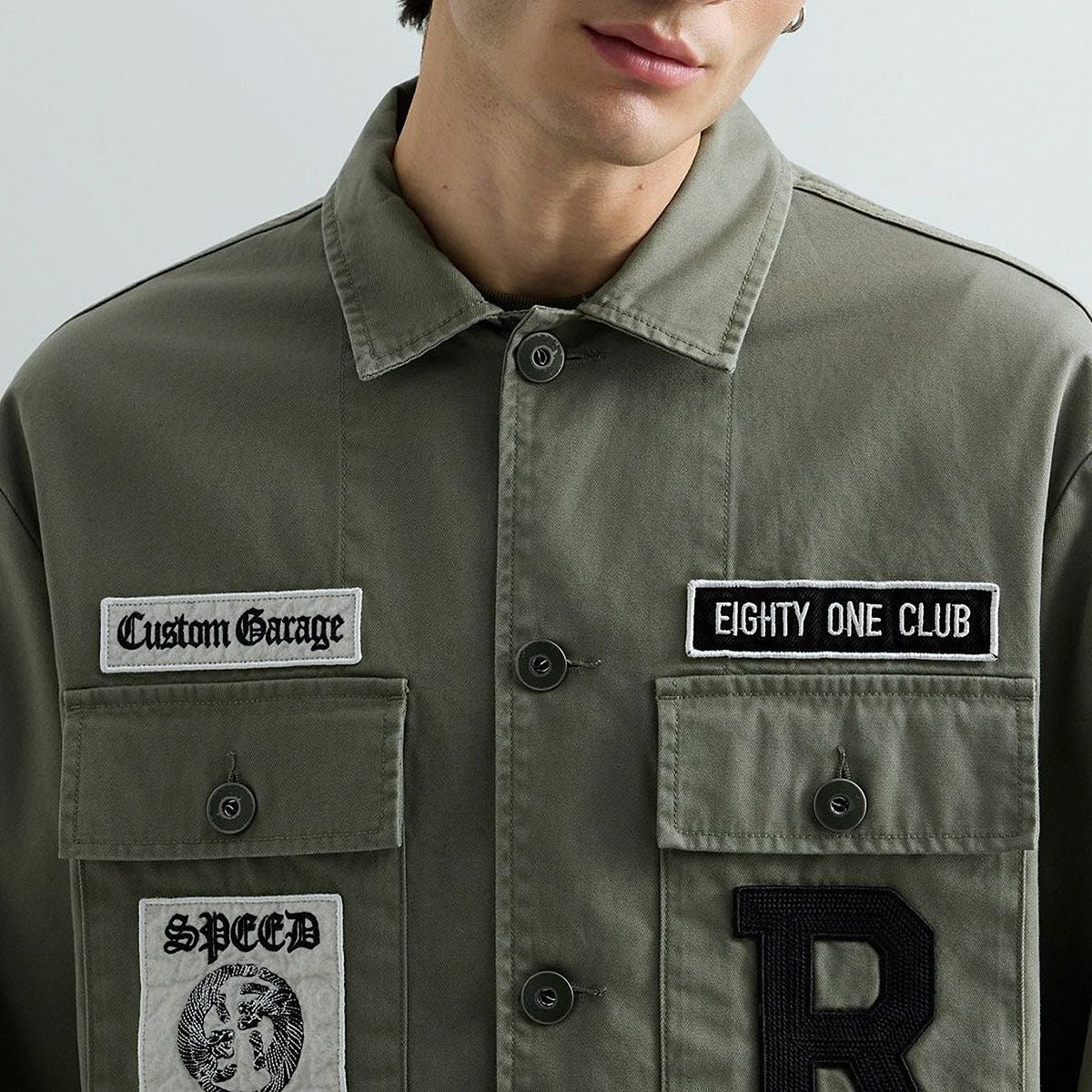 REPLAY｜カスタムパッチアーミージャケット｜ウェア｜ライトミリタリー｜モデル着用