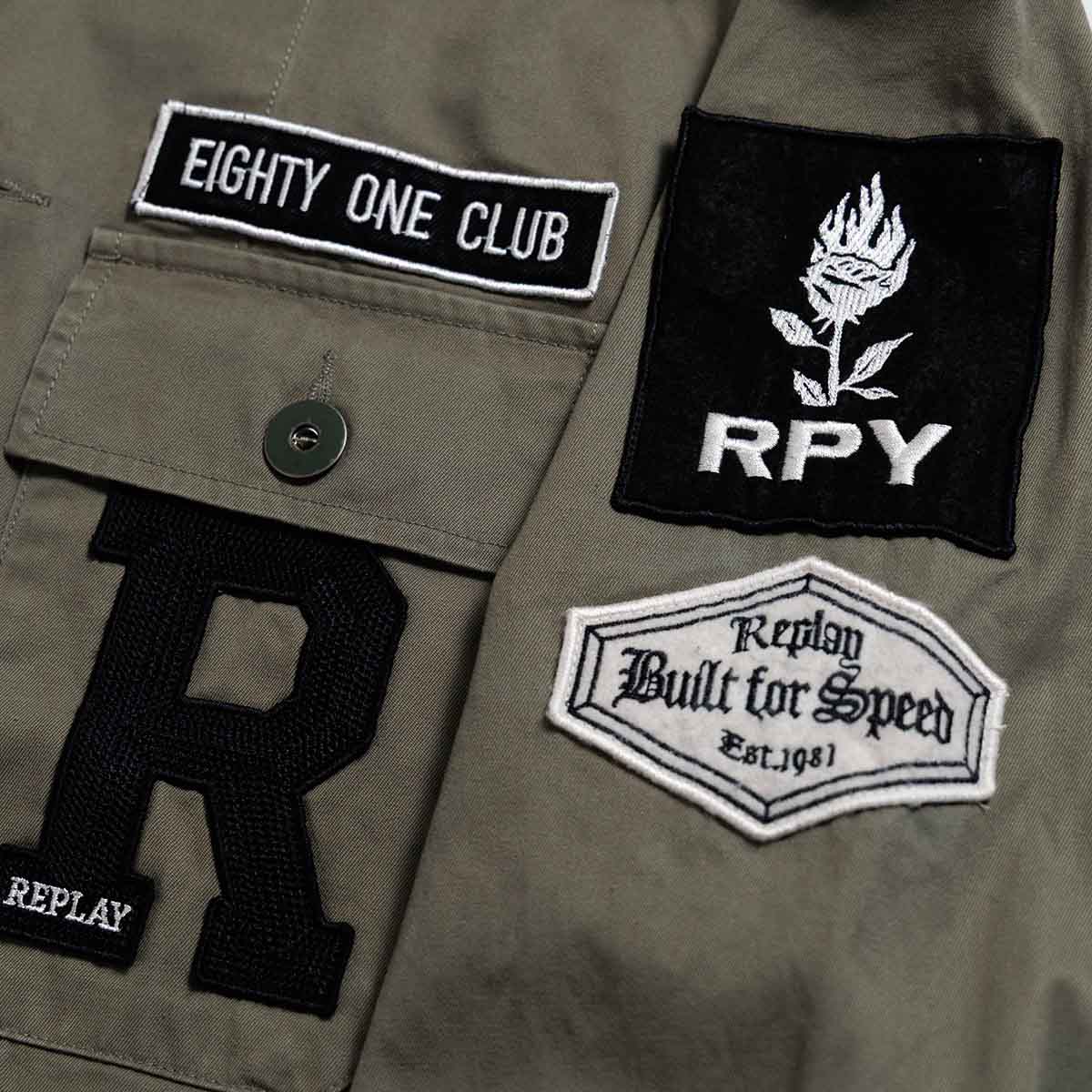 REPLAY｜カスタムパッチアーミージャケット｜ウェア｜ライトミリタリー｜モデル着用