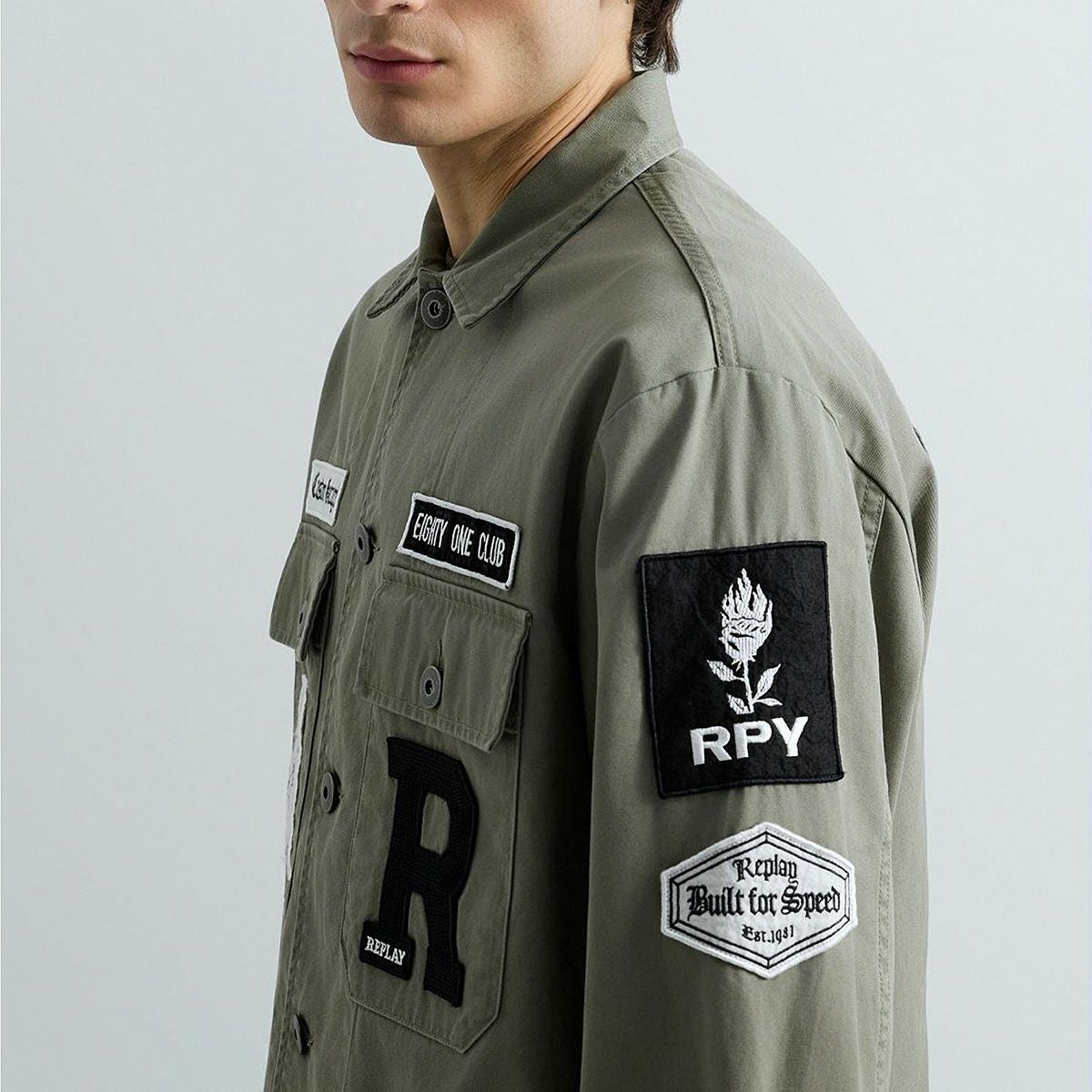 REPLAY｜カスタムパッチアーミージャケット｜ウェア｜ライトミリタリー｜モデル着用