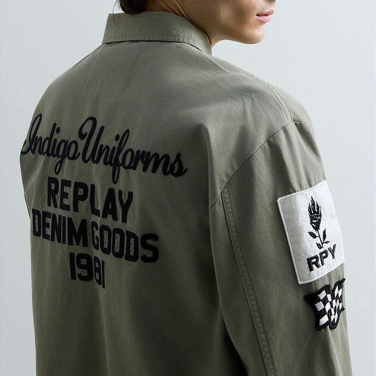 REPLAY｜カスタムパッチアーミージャケット｜ウェア｜ライトミリタリー｜モデル着用