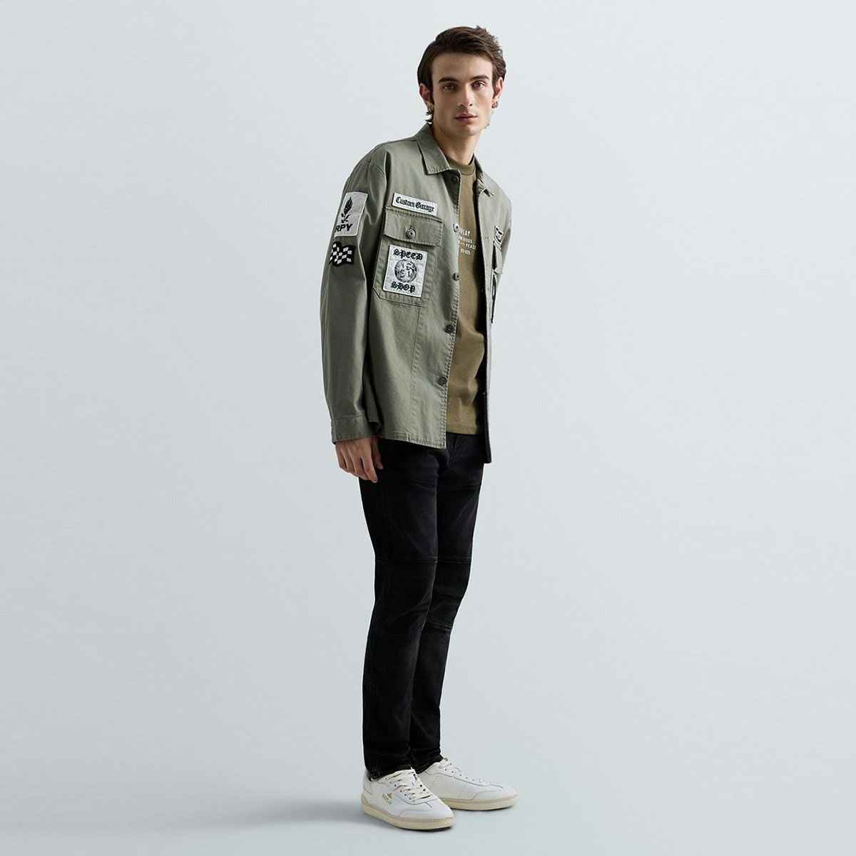 REPLAY｜カスタムパッチアーミージャケット｜ウェア｜ライトミリタリー｜モデル着用