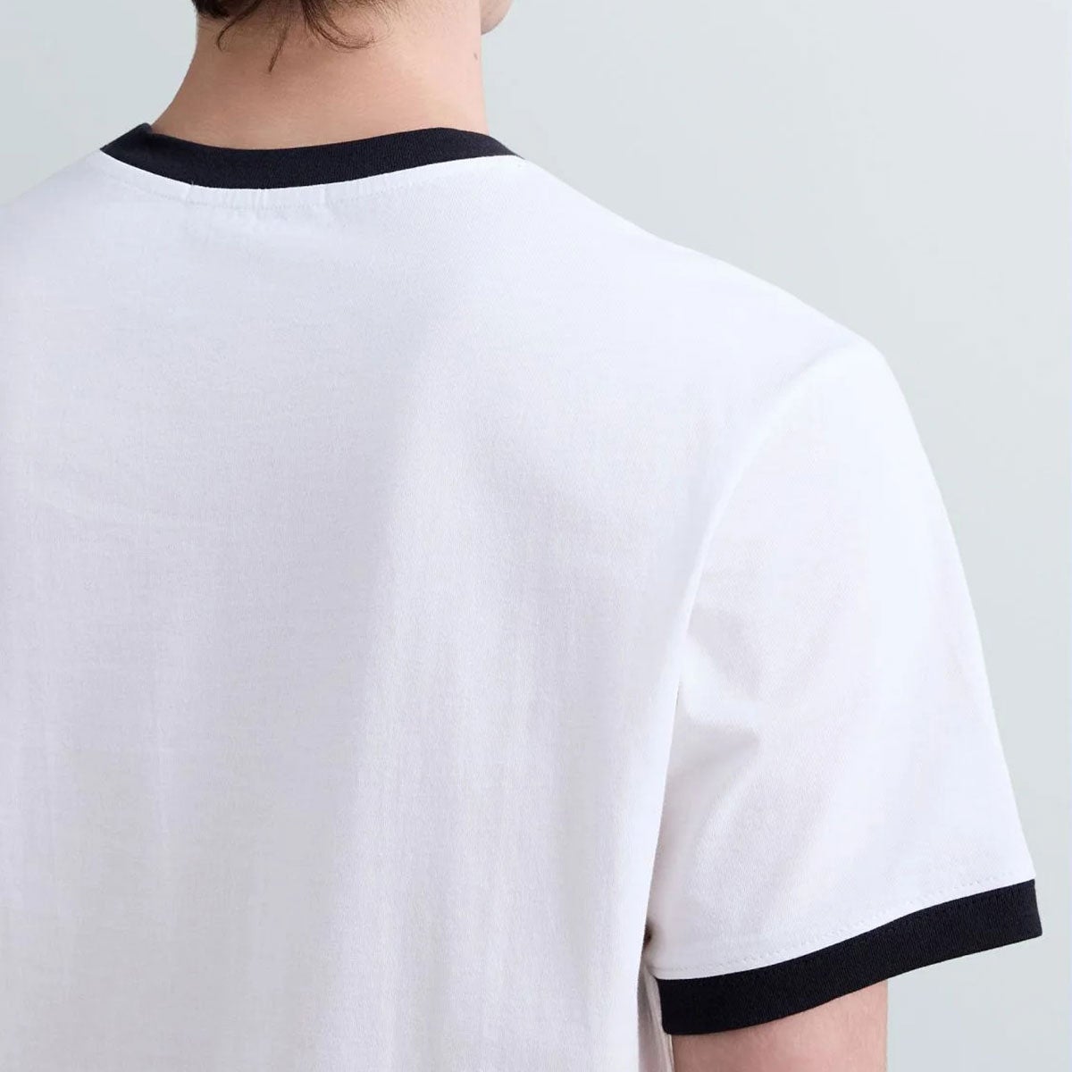 REPLAY｜レギュラーフィット フロントプリント Tシャツ｜トップス｜ナチュラルホワイト｜モデル着用