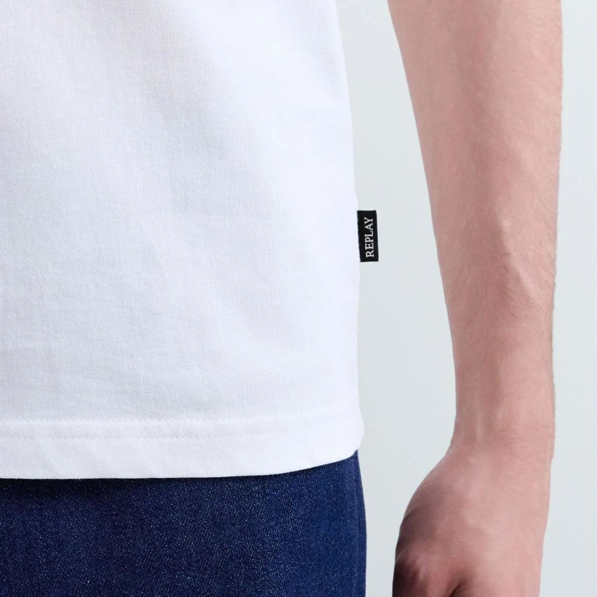 REPLAY｜レギュラーフィット フロントプリント Tシャツ｜トップス｜ナチュラルホワイト｜モデル着用