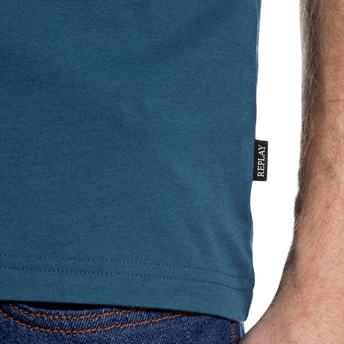 REPLAY｜カスタム プリント ジャージー Tシャツ｜トップス｜ペトロールブルー｜モデル着用