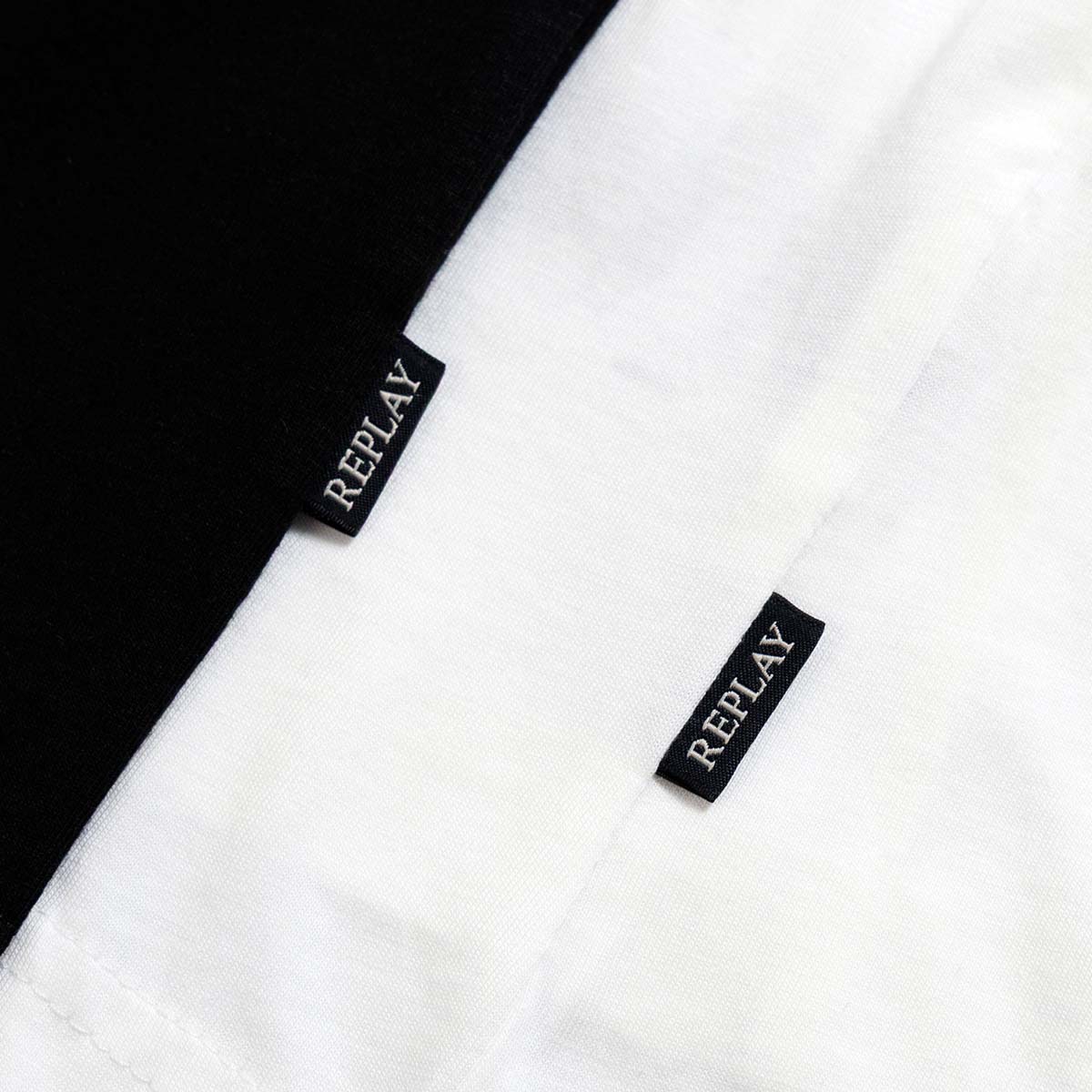 REPLAY｜レギュラーフィット レタリング Tシャツ｜トップス｜ブラックボード｜モデル着用